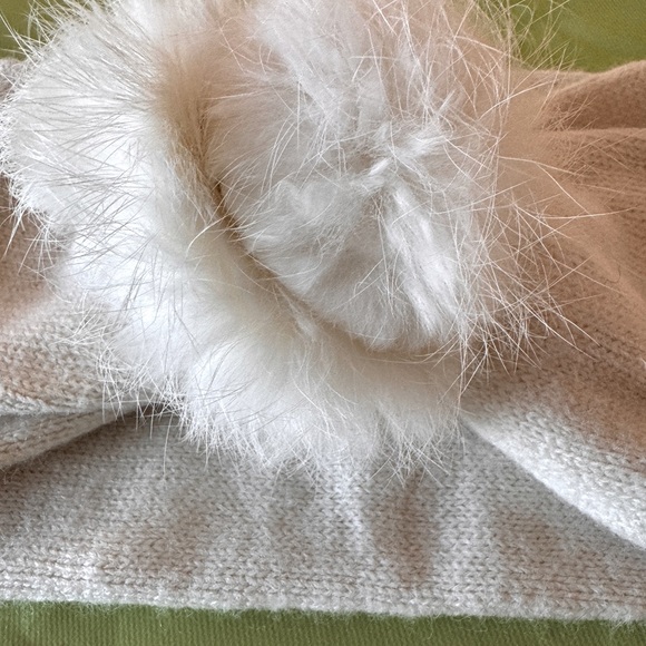 Holt Renfrew Neck scarf - Picture 2 of 3